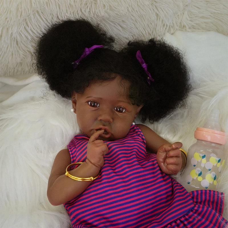 Boneca Reborn Negra Realista 100% Silicone – 55cm com Acessórios e Certificado de Nascimento