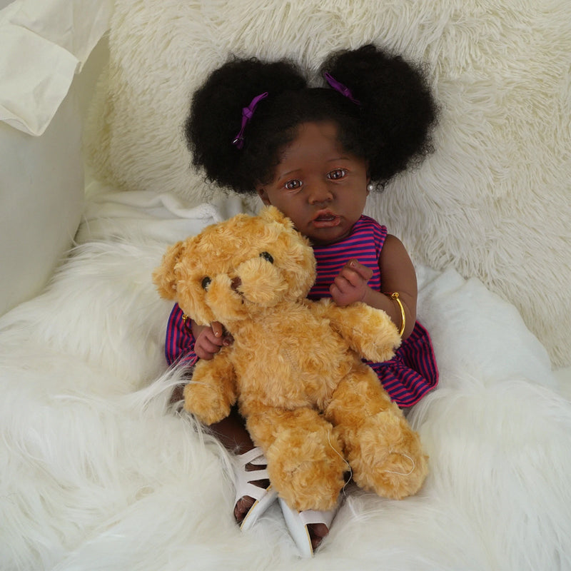 Boneca Reborn Negra Realista 100% Silicone – 55cm com Acessórios e Certificado de Nascimento