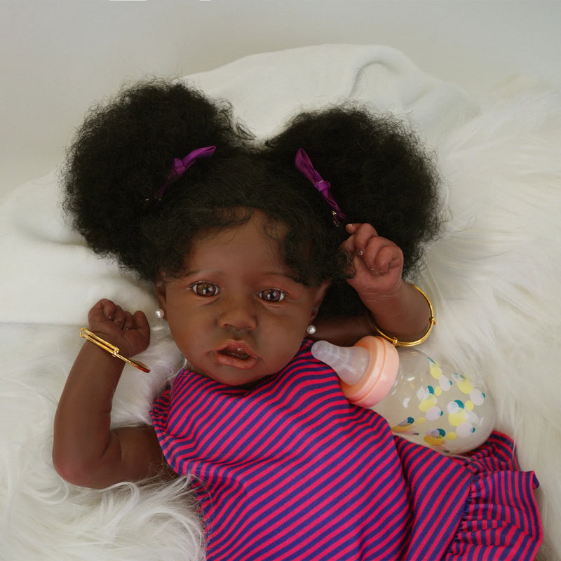 Boneca Reborn Negra Realista 100% Silicone – 55cm com Acessórios e Certificado de Nascimento